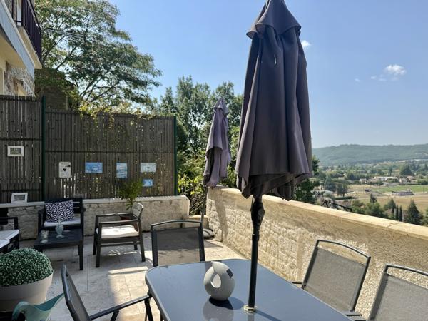 Maison de village en pierre avec terrasse, jardin et vue magnifique