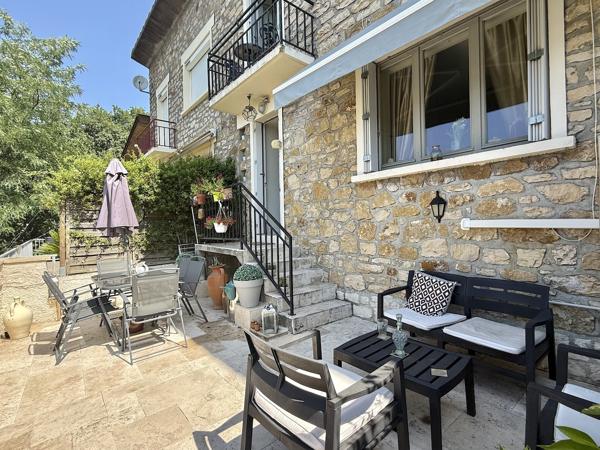 Maison de village en pierre avec terrasse, jardin et vue magnifique