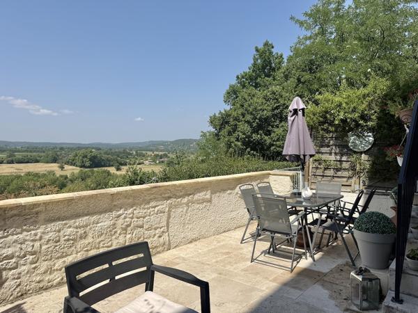 Maison de village en pierre avec terrasse, jardin et vue magnifique