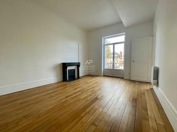 HYPER CENTRE POISSY, charmant appartement 2 pièce(s) 63.95 m2 €275 000 ** - Référence 8954