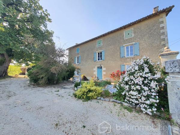 Superbe maison de maître des années 1900, idéal pour une activité gîte ou grande famille.

Située dans un petit village à 2km de ROUILLE et 10kms de LUSIGNAN, retrouvez le charme de la pierre à la campagne aux portes de toutes commodités.

avec sa façade exposée plein Sud, elle se compose en rez-de-chaussée d'une vaste entrée avec sol en pierres naturelles, donnant sur une grande cuisine de 42m², un séjour et un salon de 60m², une chambres avec parquet massif de 38m², salle de bain + douche, WC séparée et chaufferie.
Au premier étage, un palier dessert 3 chambres (38, 18 et 18m²) et une salle d'eau avec WC.
Au deuxième étage, un grenier isolé, aménageable, avec poutres apparentes. Une cave sous parties de 15m² vient compléter le tout.

L'extérieur clos de 3838m² (divisible) n'est pas en reste. Vous retrouvez une terrasse plein Sud pour accueillir vos soirées en famille ou entres amis. Egalement un superbe tilleul de 100-150ans, plusieurs dépendances dont 2 garages, un carport pour votre camping-car, une ancienne écurie, un atelier avec four à pain fonctionnel. Un jardin potager, parc d'arbres fruitiers, piscine semi-enterrée, votre espace de bien-être se trouve ici.

Côté prestations, la maison dispose du double vitrage PVC et bois, volets battants en composite, plusieurs cheminées authentiques, chauffage fioul sur radiateurs fontes, parquets bois massifs, sols en pierres de Bourgogne, ancien évier en pierre. Assainissement individuel non conforme.

Venez découvrir les espaces et volumes généreux de cette charmante propriété. Contactez-moi pour plus de renseignements et une visite!