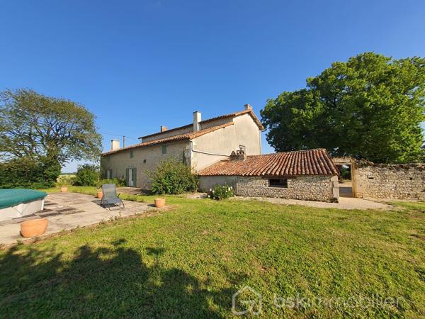 Superbe maison de maître des années 1900, idéal pour une activité gîte ou grande famille.

Située dans un petit village à 2km de ROUILLE et 10kms de LUSIGNAN, retrouvez le charme de la pierre à la campagne aux portes de toutes commodités.

avec sa façade exposée plein Sud, elle se compose en rez-de-chaussée d'une vaste entrée avec sol en pierres naturelles, donnant sur une grande cuisine de 42m², un séjour et un salon de 60m², une chambres avec parquet massif de 38m², salle de bain + douche, WC séparée et chaufferie.
Au premier étage, un palier dessert 3 chambres (38, 18 et 18m²) et une salle d'eau avec WC.
Au deuxième étage, un grenier isolé, aménageable, avec poutres apparentes. Une cave sous parties de 15m² vient compléter le tout.

L'extérieur clos de 3838m² (divisible) n'est pas en reste. Vous retrouvez une terrasse plein Sud pour accueillir vos soirées en famille ou entres amis. Egalement un superbe tilleul de 100-150ans, plusieurs dépendances dont 2 garages, un carport pour votre camping-car, une ancienne écurie, un atelier avec four à pain fonctionnel. Un jardin potager, parc d'arbres fruitiers, piscine semi-enterrée, votre espace de bien-être se trouve ici.

Côté prestations, la maison dispose du double vitrage PVC et bois, volets battants en composite, plusieurs cheminées authentiques, chauffage fioul sur radiateurs fontes, parquets bois massifs, sols en pierres de Bourgogne, ancien évier en pierre. Assainissement individuel non conforme.

Venez découvrir les espaces et volumes généreux de cette charmante propriété. Contactez-moi pour plus de renseignements et une visite!
