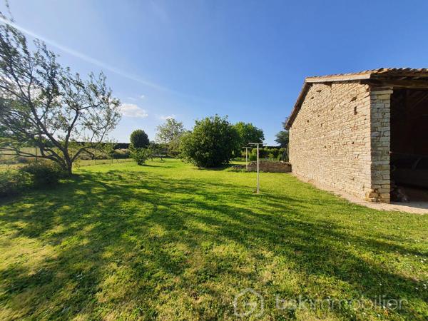 Superbe maison de maître des années 1900, idéal pour une activité gîte ou grande famille.

Située dans un petit village à 2km de ROUILLE et 10kms de LUSIGNAN, retrouvez le charme de la pierre à la campagne aux portes de toutes commodités.

avec sa façade exposée plein Sud, elle se compose en rez-de-chaussée d'une vaste entrée avec sol en pierres naturelles, donnant sur une grande cuisine de 42m², un séjour et un salon de 60m², une chambres avec parquet massif de 38m², salle de bain + douche, WC séparée et chaufferie.
Au premier étage, un palier dessert 3 chambres (38, 18 et 18m²) et une salle d'eau avec WC.
Au deuxième étage, un grenier isolé, aménageable, avec poutres apparentes. Une cave sous parties de 15m² vient compléter le tout.

L'extérieur clos de 3838m² (divisible) n'est pas en reste. Vous retrouvez une terrasse plein Sud pour accueillir vos soirées en famille ou entres amis. Egalement un superbe tilleul de 100-150ans, plusieurs dépendances dont 2 garages, un carport pour votre camping-car, une ancienne écurie, un atelier avec four à pain fonctionnel. Un jardin potager, parc d'arbres fruitiers, piscine semi-enterrée, votre espace de bien-être se trouve ici.

Côté prestations, la maison dispose du double vitrage PVC et bois, volets battants en composite, plusieurs cheminées authentiques, chauffage fioul sur radiateurs fontes, parquets bois massifs, sols en pierres de Bourgogne, ancien évier en pierre. Assainissement individuel non conforme.

Venez découvrir les espaces et volumes généreux de cette charmante propriété. Contactez-moi pour plus de renseignements et une visite!