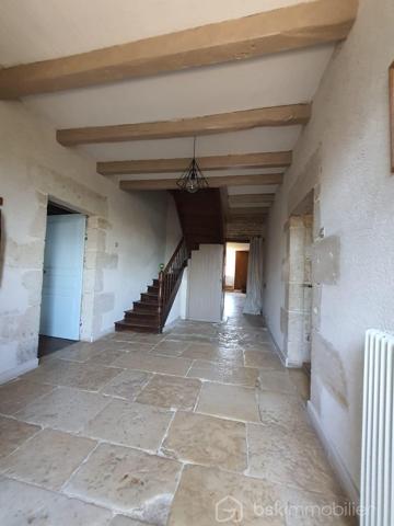 Superbe maison de maître des années 1900, idéal pour une activité gîte ou grande famille.

Située dans un petit village à 2km de ROUILLE et 10kms de LUSIGNAN, retrouvez le charme de la pierre à la campagne aux portes de toutes commodités.

avec sa façade exposée plein Sud, elle se compose en rez-de-chaussée d'une vaste entrée avec sol en pierres naturelles, donnant sur une grande cuisine de 42m², un séjour et un salon de 60m², une chambres avec parquet massif de 38m², salle de bain + douche, WC séparée et chaufferie.
Au premier étage, un palier dessert 3 chambres (38, 18 et 18m²) et une salle d'eau avec WC.
Au deuxième étage, un grenier isolé, aménageable, avec poutres apparentes. Une cave sous parties de 15m² vient compléter le tout.

L'extérieur clos de 3838m² (divisible) n'est pas en reste. Vous retrouvez une terrasse plein Sud pour accueillir vos soirées en famille ou entres amis. Egalement un superbe tilleul de 100-150ans, plusieurs dépendances dont 2 garages, un carport pour votre camping-car, une ancienne écurie, un atelier avec four à pain fonctionnel. Un jardin potager, parc d'arbres fruitiers, piscine semi-enterrée, votre espace de bien-être se trouve ici.

Côté prestations, la maison dispose du double vitrage PVC et bois, volets battants en composite, plusieurs cheminées authentiques, chauffage fioul sur radiateurs fontes, parquets bois massifs, sols en pierres de Bourgogne, ancien évier en pierre. Assainissement individuel non conforme.

Venez découvrir les espaces et volumes généreux de cette charmante propriété. Contactez-moi pour plus de renseignements et une visite!