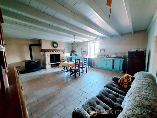 Superbe maison de maître des années 1900, idéal pour une activité gîte ou grande famille.

Située dans un petit village à 2km de ROUILLE et 10kms de LUSIGNAN, retrouvez le charme de la pierre à la campagne aux portes de toutes commodités.

avec sa façade exposée plein Sud, elle se compose en rez-de-chaussée d'une vaste entrée avec sol en pierres naturelles, donnant sur une grande cuisine de 42m², un séjour et un salon de 60m², une chambres avec parquet massif de 38m², salle de bain + douche, WC séparée et chaufferie.
Au premier étage, un palier dessert 3 chambres (38, 18 et 18m²) et une salle d'eau avec WC.
Au deuxième étage, un grenier isolé, aménageable, avec poutres apparentes. Une cave sous parties de 15m² vient compléter le tout.

L'extérieur clos de 3838m² (divisible) n'est pas en reste. Vous retrouvez une terrasse plein Sud pour accueillir vos soirées en famille ou entres amis. Egalement un superbe tilleul de 100-150ans, plusieurs dépendances dont 2 garages, un carport pour votre camping-car, une ancienne écurie, un atelier avec four à pain fonctionnel. Un jardin potager, parc d'arbres fruitiers, piscine semi-enterrée, votre espace de bien-être se trouve ici.

Côté prestations, la maison dispose du double vitrage PVC et bois, volets battants en composite, plusieurs cheminées authentiques, chauffage fioul sur radiateurs fontes, parquets bois massifs, sols en pierres de Bourgogne, ancien évier en pierre. Assainissement individuel non conforme.

Venez découvrir les espaces et volumes généreux de cette charmante propriété. Contactez-moi pour plus de renseignements et une visite!