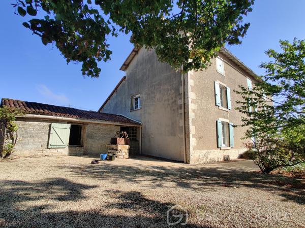 Superbe maison de maître des années 1900, idéal pour une activité gîte ou grande famille.

Située dans un petit village à 2km de ROUILLE et 10kms de LUSIGNAN, retrouvez le charme de la pierre à la campagne aux portes de toutes commodités.

avec sa façade exposée plein Sud, elle se compose en rez-de-chaussée d'une vaste entrée avec sol en pierres naturelles, donnant sur une grande cuisine de 42m², un séjour et un salon de 60m², une chambres avec parquet massif de 38m², salle de bain + douche, WC séparée et chaufferie.
Au premier étage, un palier dessert 3 chambres (38, 18 et 18m²) et une salle d'eau avec WC.
Au deuxième étage, un grenier isolé, aménageable, avec poutres apparentes. Une cave sous parties de 15m² vient compléter le tout.

L'extérieur clos de 3838m² (divisible) n'est pas en reste. Vous retrouvez une terrasse plein Sud pour accueillir vos soirées en famille ou entres amis. Egalement un superbe tilleul de 100-150ans, plusieurs dépendances dont 2 garages, un carport pour votre camping-car, une ancienne écurie, un atelier avec four à pain fonctionnel. Un jardin potager, parc d'arbres fruitiers, piscine semi-enterrée, votre espace de bien-être se trouve ici.

Côté prestations, la maison dispose du double vitrage PVC et bois, volets battants en composite, plusieurs cheminées authentiques, chauffage fioul sur radiateurs fontes, parquets bois massifs, sols en pierres de Bourgogne, ancien évier en pierre. Assainissement individuel non conforme.

Venez découvrir les espaces et volumes généreux de cette charmante propriété. Contactez-moi pour plus de renseignements et une visite!