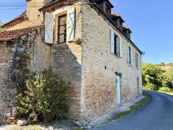 Gîtes chambres d'hôtes - Saint-cyprien Ensemble en pierre de trois gîtes et une maison principale avec vue panoramique sur la vallée de la Dordogne.