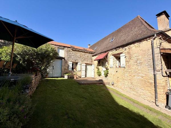 Gîtes chambres d'hôtes - Saint-cyprien Ensemble en pierre de trois gîtes et une maison principale avec vue panoramique sur la vallée de la Dordogne.