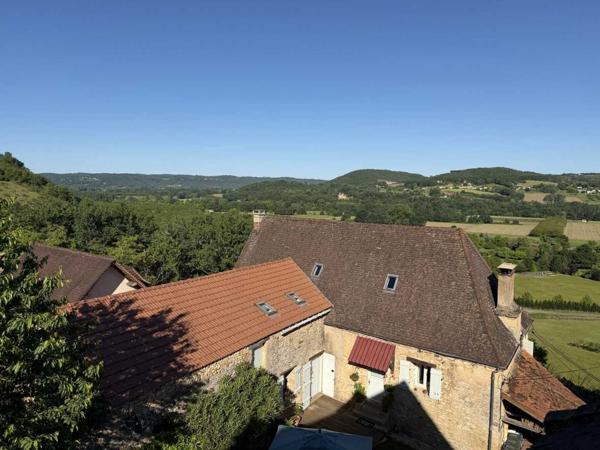 Gîtes chambres d'hôtes - Saint-cyprien Ensemble en pierre de trois gîtes et une maison principale avec vue panoramique sur la vallée de la Dordogne.