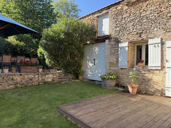 Gîtes chambres d'hôtes - Saint-cyprien Ensemble en pierre de trois gîtes et une maison principale avec vue panoramique sur la vallée de la Dordogne.