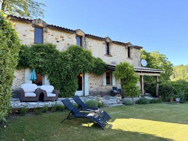 Gîtes chambres d'hôtes - Saint-cyprien Ensemble en pierre de trois gîtes et une maison principale avec vue panoramique sur la vallée de la Dordogne.