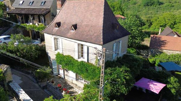Gîtes chambres d'hôtes - Saint-cyprien Ensemble en pierre de trois gîtes et une maison principale avec vue panoramique sur la vallée de la Dordogne.