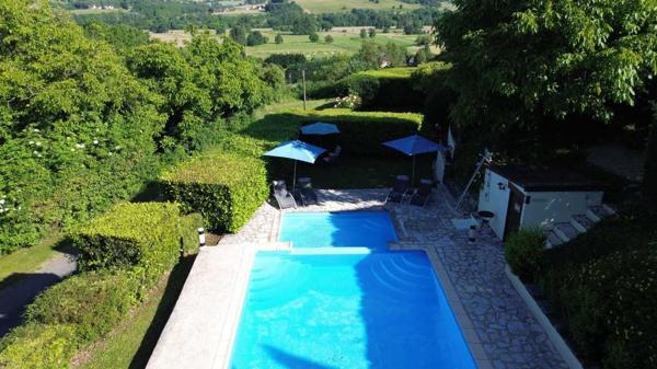 Gîtes chambres d'hôtes - Saint-cyprien Ensemble en pierre de trois gîtes et une maison principale avec vue panoramique sur la vallée de la Dordogne.