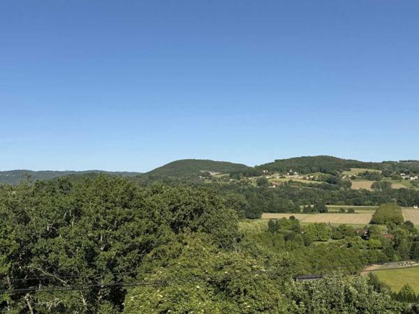 Gîtes chambres d'hôtes - Saint-cyprien Ensemble en pierre de trois gîtes et une maison principale avec vue panoramique sur la vallée de la Dordogne.