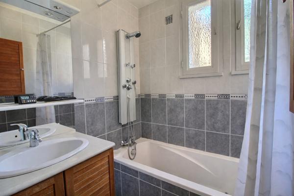 Maison familiale aux multiples possibilités ? Belle parcelle arborée de 580 m²