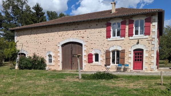 Charmante maison en pierre avec grange & jardin de 7 000 m² – Saulgond ✨