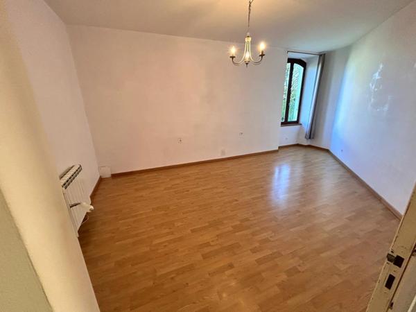 Charmante maison en pierre avec grange & jardin de 7 000 m² – Saulgond ✨