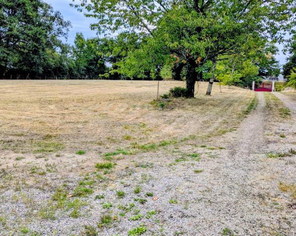 Charmante maison en pierre avec grange & jardin de 7 000 m² – Saulgond ✨