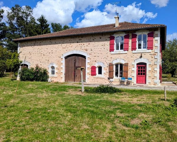 Charmante maison en pierre avec grange & jardin de 7 000 m² – Saulgond ✨