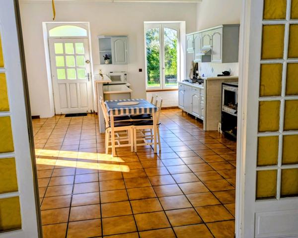 Charmante maison en pierre avec grange & jardin de 7 000 m² – Saulgond ✨