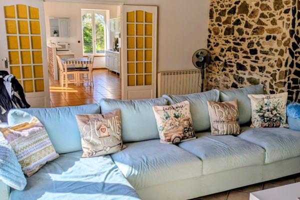 Charmante maison en pierre avec grange & jardin de 7 000 m² – Saulgond ✨