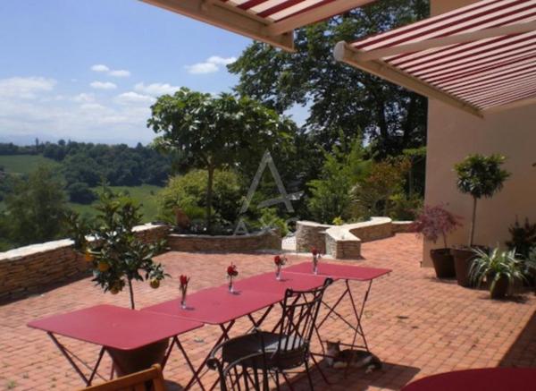 UNIQUE BIEN D'EXCEPTION NICHEE DANS LES COTEAUX SUD JURANCON