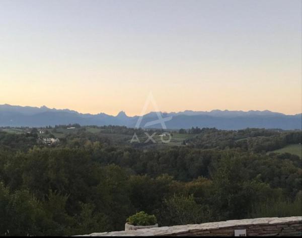 UNIQUE BIEN D'EXCEPTION NICHEE DANS LES COTEAUX SUD JURANCON