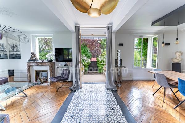 Maison bourgeoise du XIXème siècle – 8 pièces – 5 chambres– 2 salles de bains – 1 salle d’eau - piscine – double garage – parcelle de 783 m²