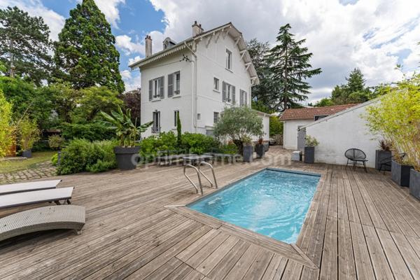 Maison bourgeoise du XIXème siècle – 8 pièces – 5 chambres– 2 salles de bains – 1 salle d’eau - piscine – double garage – parcelle de 783 m²