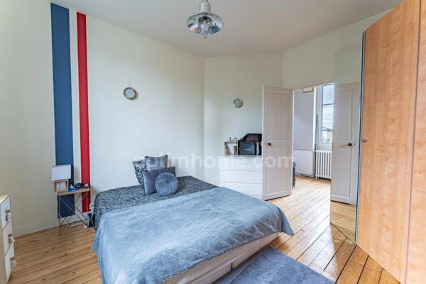 Maison bourgeoise du XIXème siècle – 8 pièces – 5 chambres– 2 salles de bains – 1 salle d’eau - piscine – double garage – parcelle de 783 m²