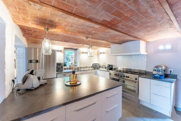 Maison bourgeoise du XIXème siècle – 8 pièces – 5 chambres– 2 salles de bains – 1 salle d’eau - piscine – double garage – parcelle de 783 m²