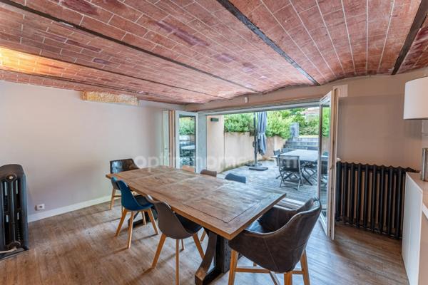 Maison bourgeoise du XIXème siècle – 8 pièces – 5 chambres– 2 salles de bains – 1 salle d’eau - piscine – double garage – parcelle de 783 m²