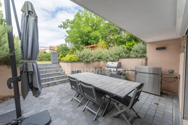 Maison bourgeoise du XIXème siècle – 8 pièces – 5 chambres– 2 salles de bains – 1 salle d’eau - piscine – double garage – parcelle de 783 m²