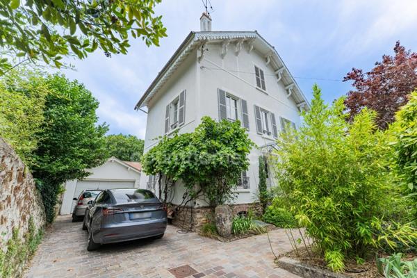 Maison bourgeoise du XIXème siècle – 8 pièces – 5 chambres– 2 salles de bains – 1 salle d’eau - piscine – double garage – parcelle de 783 m²