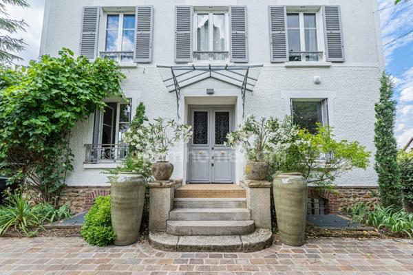 Maison bourgeoise du XIXème siècle – 8 pièces – 5 chambres– 2 salles de bains – 1 salle d’eau - piscine – double garage – parcelle de 783 m²