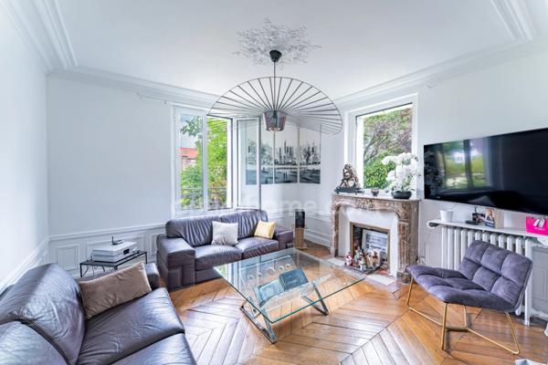 Maison bourgeoise du XIXème siècle – 8 pièces – 5 chambres– 2 salles de bains – 1 salle d’eau - piscine – double garage – parcelle de 783 m²