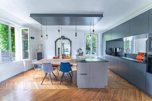 Maison bourgeoise du XIXème siècle – 8 pièces – 5 chambres– 2 salles de bains – 1 salle d’eau - piscine – double garage – parcelle de 783 m²