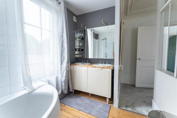 Maison bourgeoise du XIXème siècle – 8 pièces – 5 chambres– 2 salles de bains – 1 salle d’eau - piscine – double garage – parcelle de 783 m²