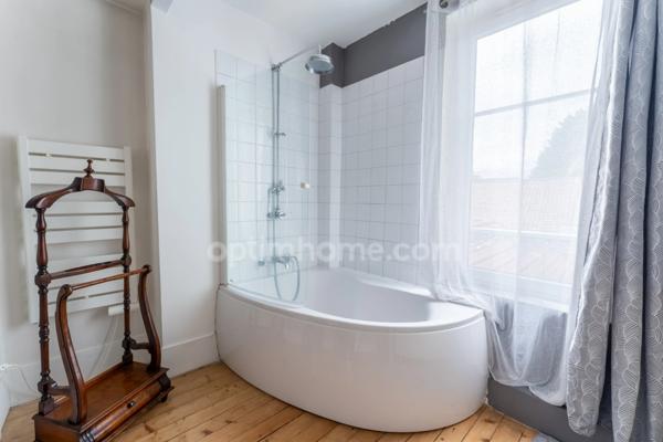 Maison bourgeoise du XIXème siècle – 8 pièces – 5 chambres– 2 salles de bains – 1 salle d’eau - piscine – double garage – parcelle de 783 m²