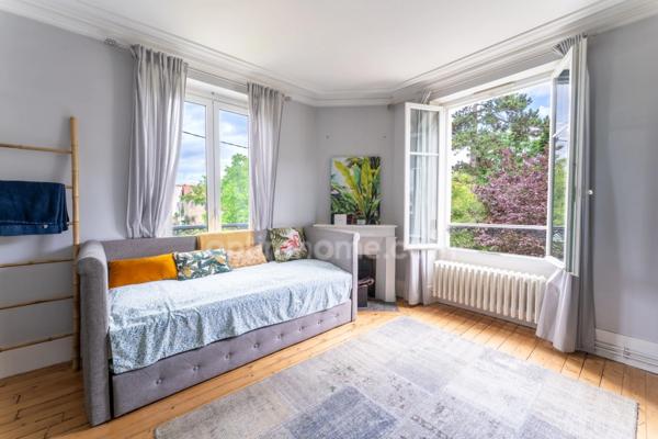 Maison bourgeoise du XIXème siècle – 8 pièces – 5 chambres– 2 salles de bains – 1 salle d’eau - piscine – double garage – parcelle de 783 m²