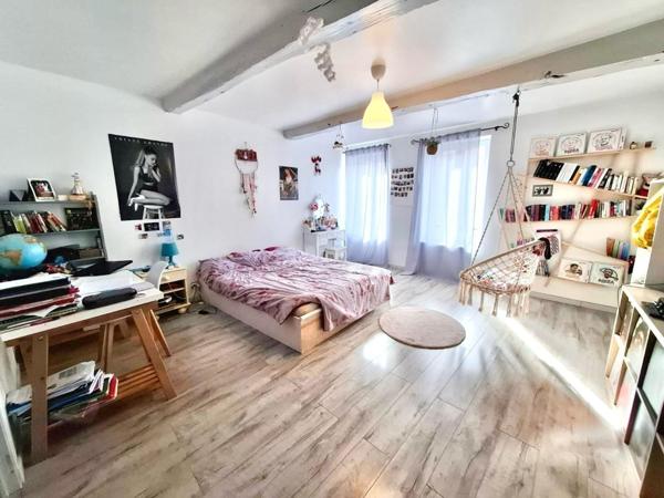 Grande Maison de Ville avec Beau Potentiel