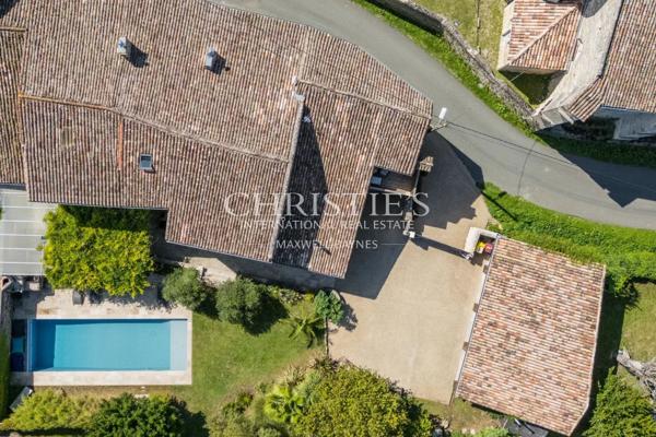 Belle maison de village avec maison d’amis, grand jardin, cuisine d’été et piscine