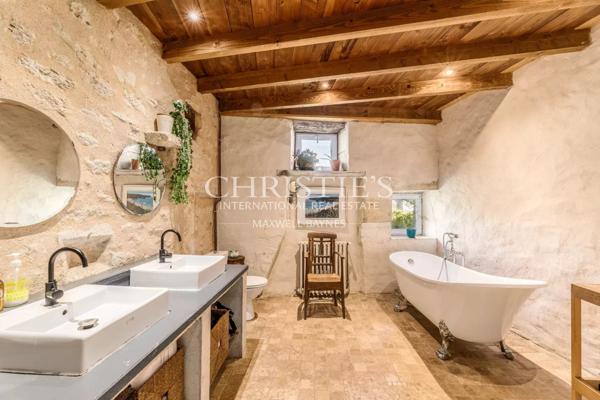 Belle maison de village avec maison d’amis, grand jardin, cuisine d’été et piscine