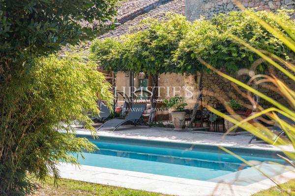 Belle maison de village avec maison d’amis, grand jardin, cuisine d’été et piscine