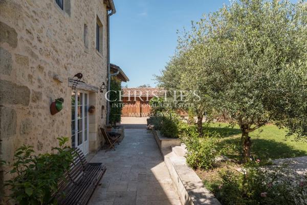 Belle maison de village avec maison d’amis, grand jardin, cuisine d’été et piscine