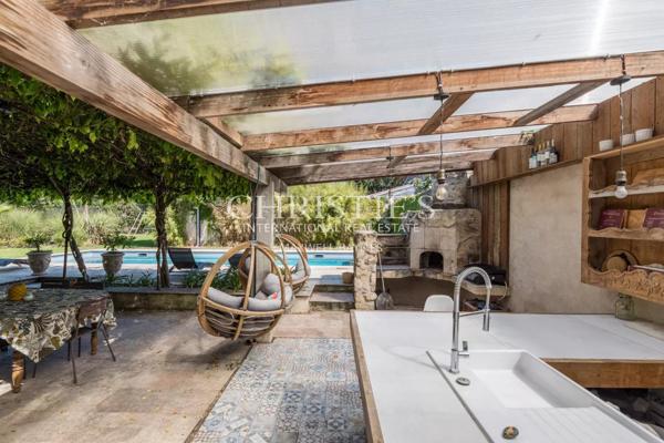 Belle maison de village avec maison d’amis, grand jardin, cuisine d’été et piscine