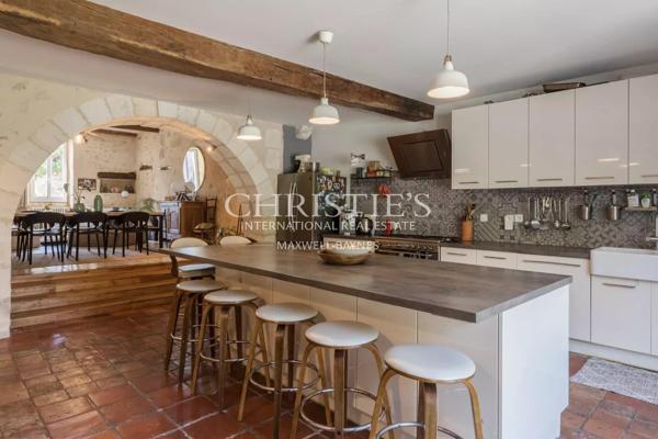 Belle maison de village avec maison d’amis, grand jardin, cuisine d’été et piscine