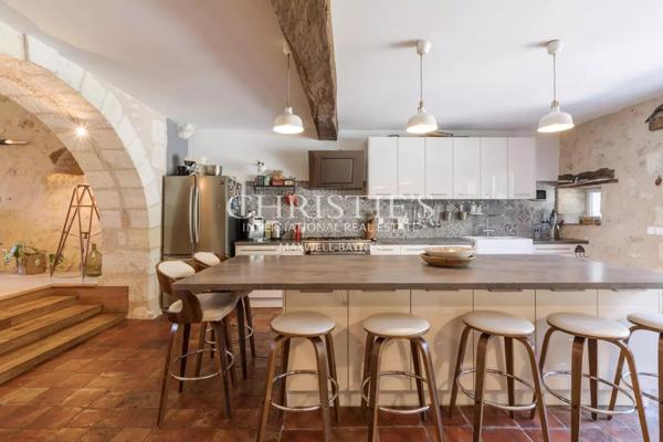 Belle maison de village avec maison d’amis, grand jardin, cuisine d’été et piscine