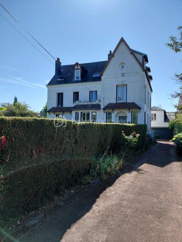 Dieppe , rue de Dijon  Quartier Résidentiel.
situé à 10 mn à pied du centre de la ville et de la plage , commerces de proximités.

Bel appartement bourgeois en parfait état  au 2 et dernier étage d'une habitation de caractère
comprenant: vaste entrée , une belle  pièce de vie lumineuse , 4 chambres , salle de douche avec wc , 
très belle cuisine équipée et aménagée , un dégagement avec penderie et rangement , 
chauffage individuel électrique.

cet appartement lumineux et traversant donne une jolie vue sur la ville.
en annexe nous avons une belle cave et un petit local.
Cette habitation comporte 3 logements qui permettent peu de charge
les communs sont en parfait état .