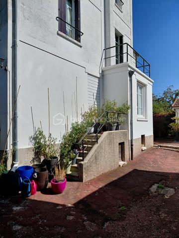 Dieppe , rue de Dijon  Quartier Résidentiel.
situé à 10 mn à pied du centre de la ville et de la plage , commerces de proximités.

Bel appartement bourgeois en parfait état  au 2 et dernier étage d'une habitation de caractère
comprenant: vaste entrée , une belle  pièce de vie lumineuse , 4 chambres , salle de douche avec wc , 
très belle cuisine équipée et aménagée , un dégagement avec penderie et rangement , 
chauffage individuel électrique.

cet appartement lumineux et traversant donne une jolie vue sur la ville.
en annexe nous avons une belle cave et un petit local.
Cette habitation comporte 3 logements qui permettent peu de charge
les communs sont en parfait état .
